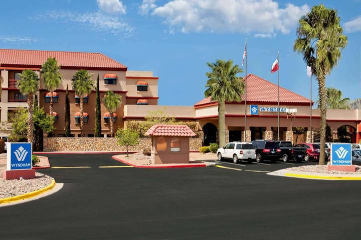 Apartamento para 5 personas, con piscina y piscina para niños además de jacuzzi y terraza en El Paso (TX)