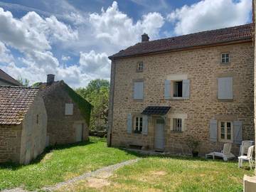 Gîte pour 8 personnes, avec vue ainsi que terrasse et jardin, animaux acceptés à Bersac-sur-Rivalier