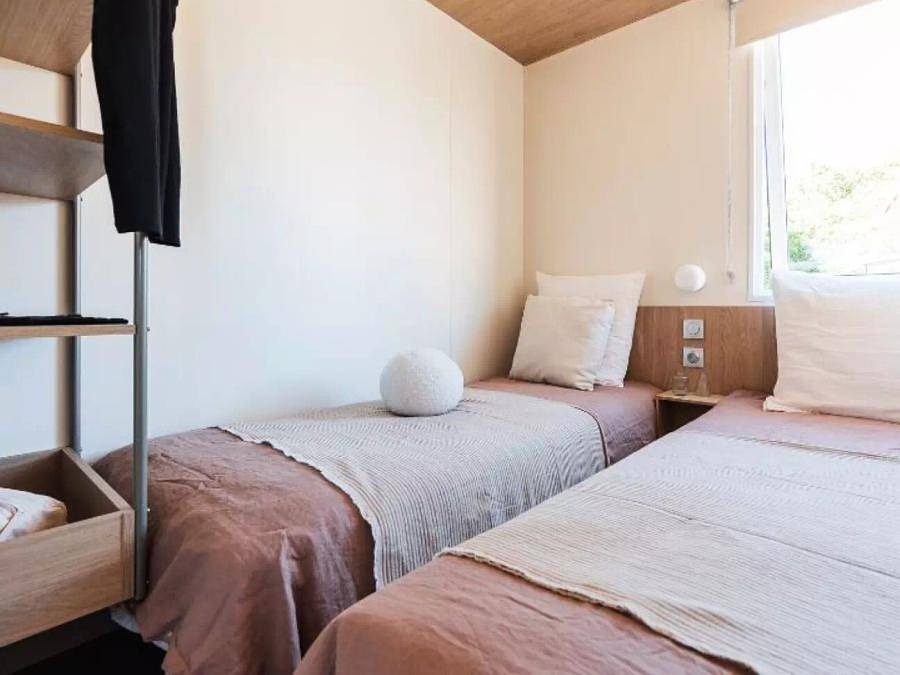 Camping Le Domaine de Mesqueau - Mobilhome 4 personnes - Lodge O Côté Salon - 3 Pièces pour 4 Personnes + Tv in Plougasnou, Ceinture Dorée