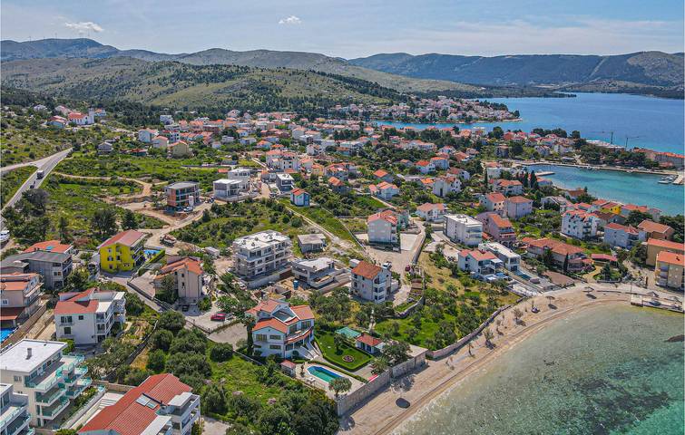 Modernes Apartment mit Pool, Terrasse und WLAN – 2,5 km vom Strand Spongiola entfernt in Žaborić, Šibenik-Knin