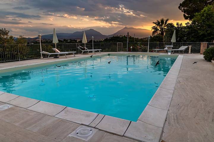 Villa for 20 personer, med badebasseng og hage i tillegg til jacuzzi, dyr tillatt i Abruzzo