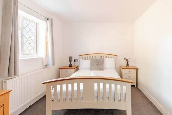 Spacious Riverside View Bungalow in Oxford, Oxfordshire