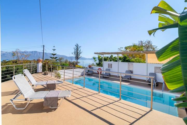 Villa für 6 Personen, mit Garten und Whirlpool sowie Terrasse und Pool in Alexandros