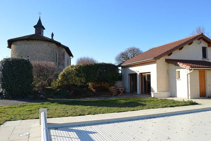 Gîte pour 5 personnes, avec piscine ainsi que jardin et terrasse à Gillonnay