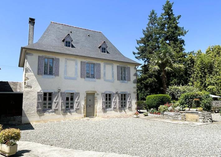 Gîte pour 8 personnes, avec jardin dans Boeil-Bezing