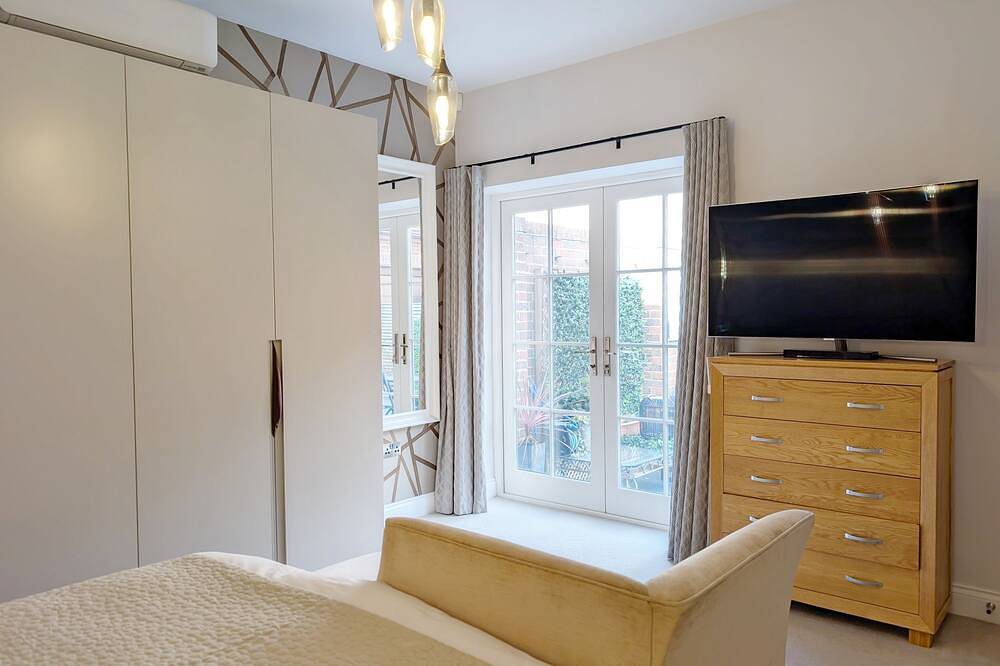 St Cyriacs - Chichester  -  a town house that sleeps 6 guests  in 3 bedrooms in Chichester, West Sussex