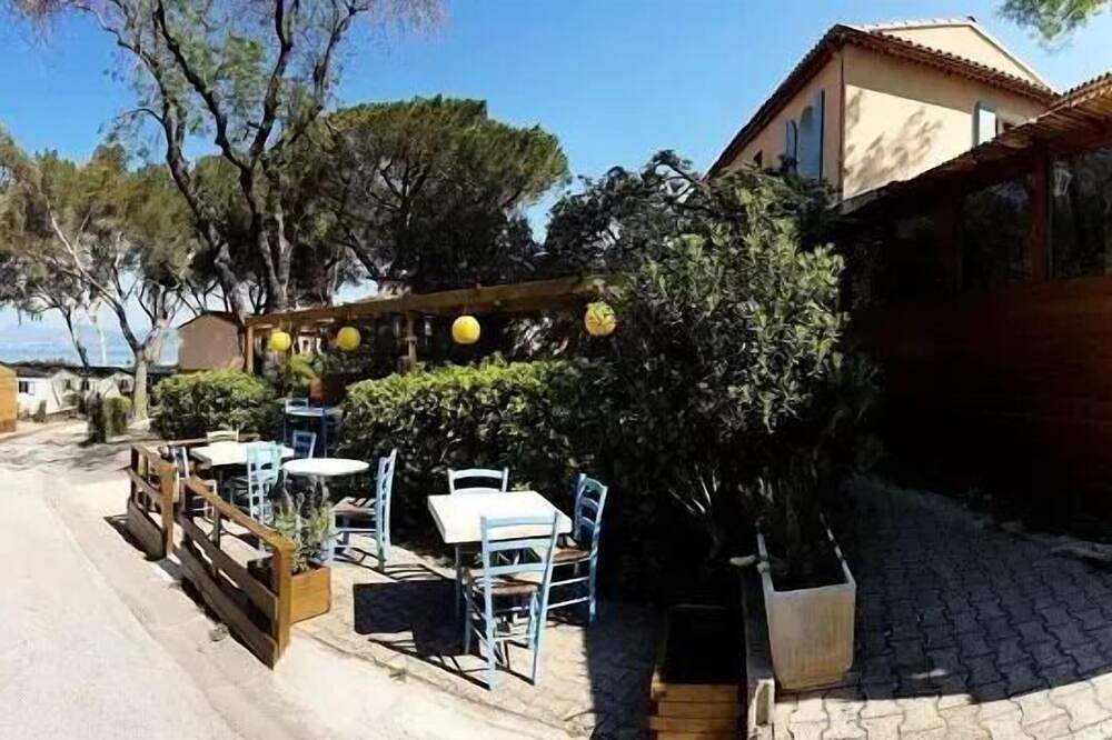Camping Clair de Lune **** - Mobilheim mit 3 Zimmern für 4/5 Personen in La Madrague, Hyeres