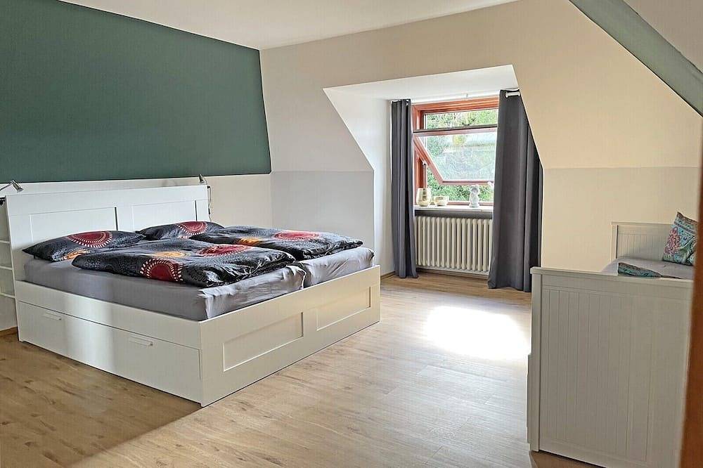 Unser großes Ferienhaus \"Stadtoase\"  für bis zu 6 Personen befindet sich direkt in der idyllischen Landschaft von Angeln im schönen Ort Süderbrarup, der ideale Ausgangspunkt für einen Urlaub zu Fuß in Süderbrarup, Schleswig-Flensburg