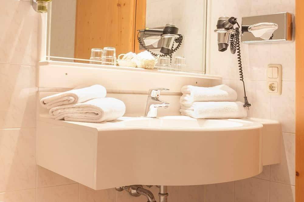 Double room \"Elbblick\", shower or bath, Wc - Elbhotel Bad Schandau in Bad Schandau, Elbe Sandstone Mountains