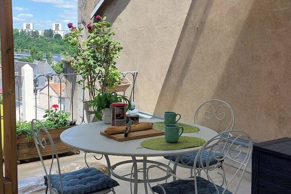 Ganze Wohnung, Central studio with large private terrace, calm and light in Poitiers, Vienne