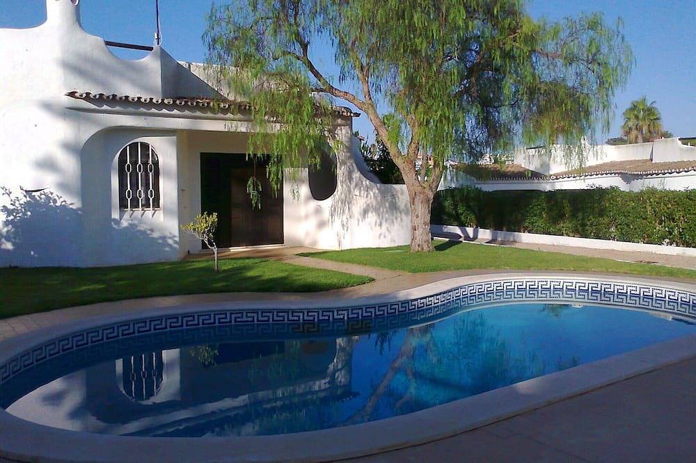 House in a quiet area with private pool and beautiful garden in Albufeira, Faro District