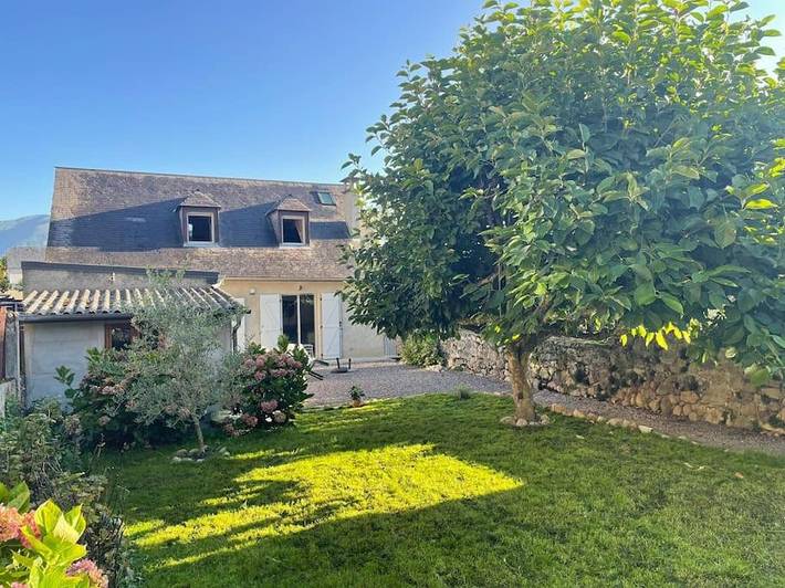 Location de vacances pour 8 personnes, avec Terrasse ainsi que Jardin et Vue à Saint-Savin (Hautes-Pyrénées)