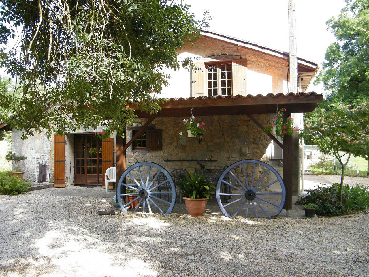 Gite Charentais le Coin Arboré in Saint-Vallier, Charente