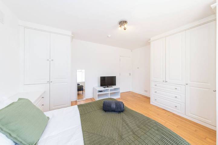 Spacious 5Br Home, Contractor Stay, Free Parking in Thorpe Park, Berkshire