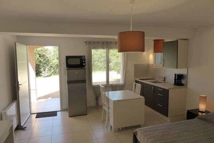 Location de vacances pour 8 personnes, avec jardin et balcon à Euzet - 2