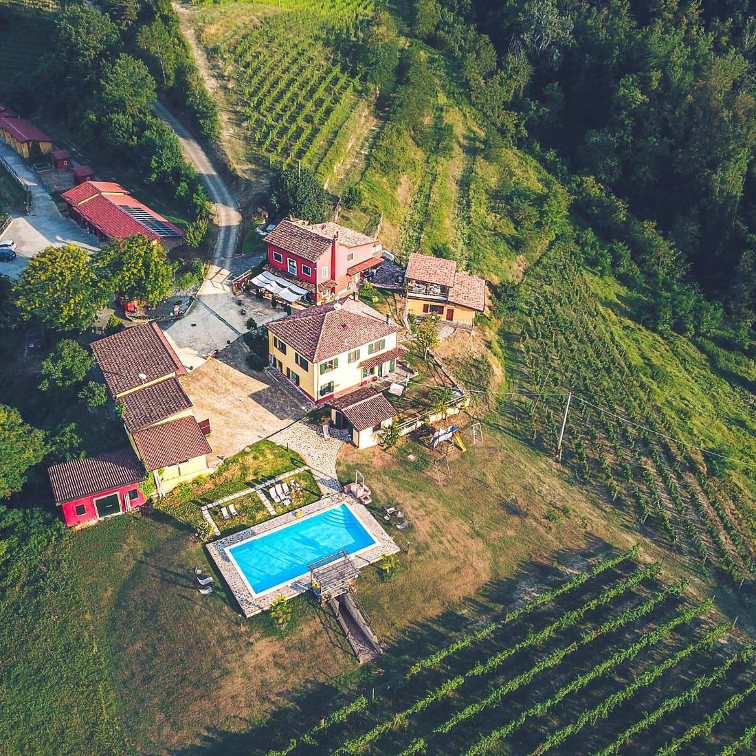 Bed and Breakfast for 4 people with garden in Vesime, Langhe