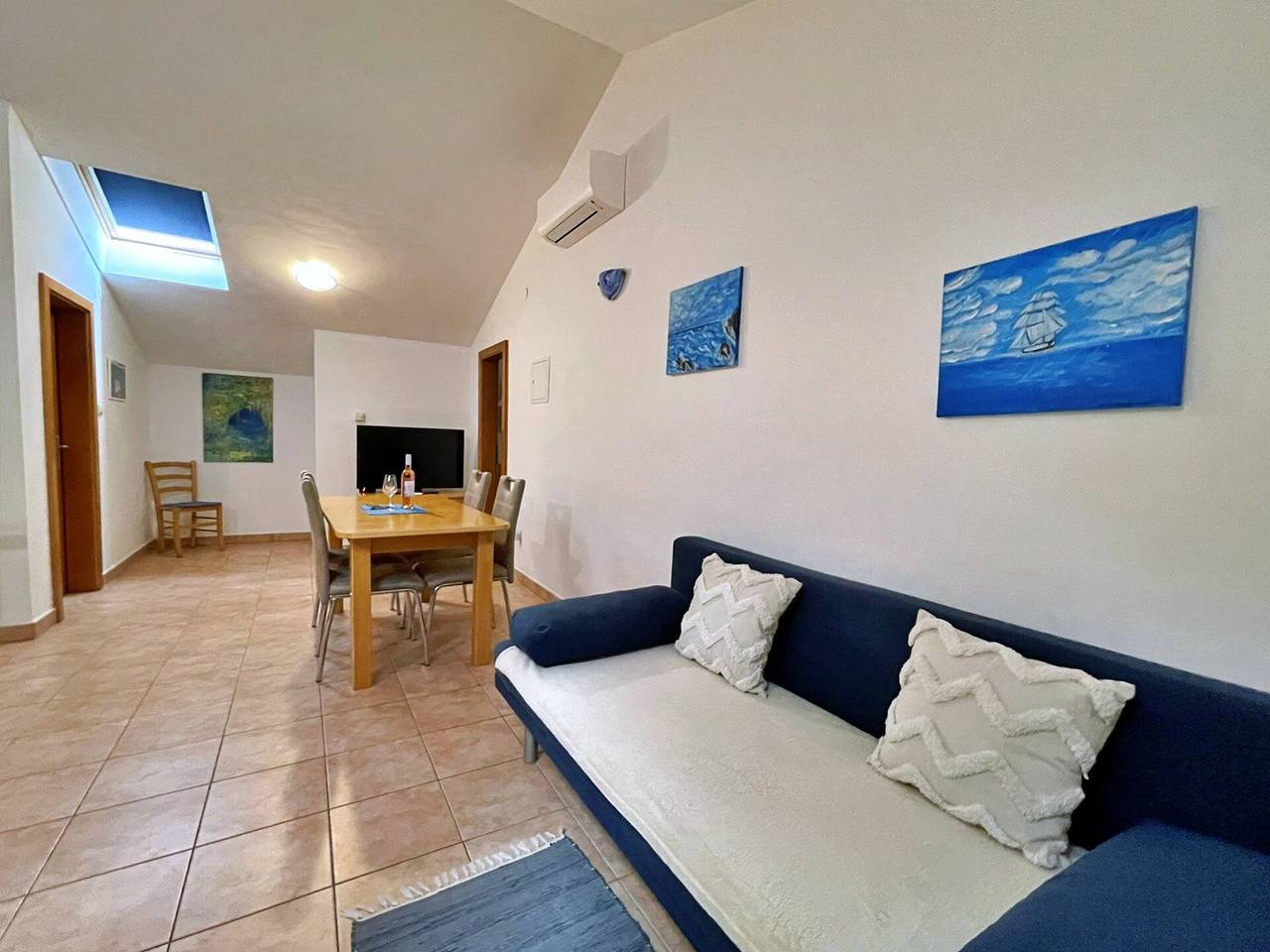 Ganze Wohnung, Apartment Neptun - 20 m vom Meer entfernt, Dachgeschoss, privater Parkplatz in Silo (Krk), Krk