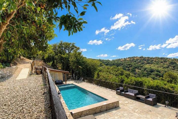 Location de vacances pour 3 personnes, avec Terrasse ainsi que Jardin et Piscine à Costa