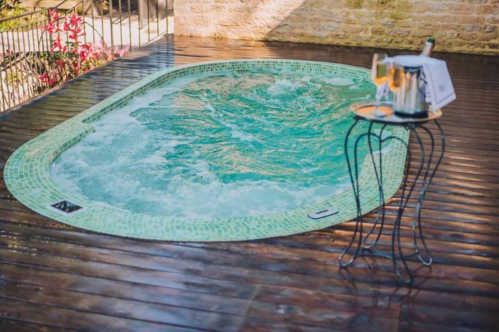 Hôtel pour 2 personnes, avec piscine ainsi que vue et jardin à Bény-sur-Mer - 2