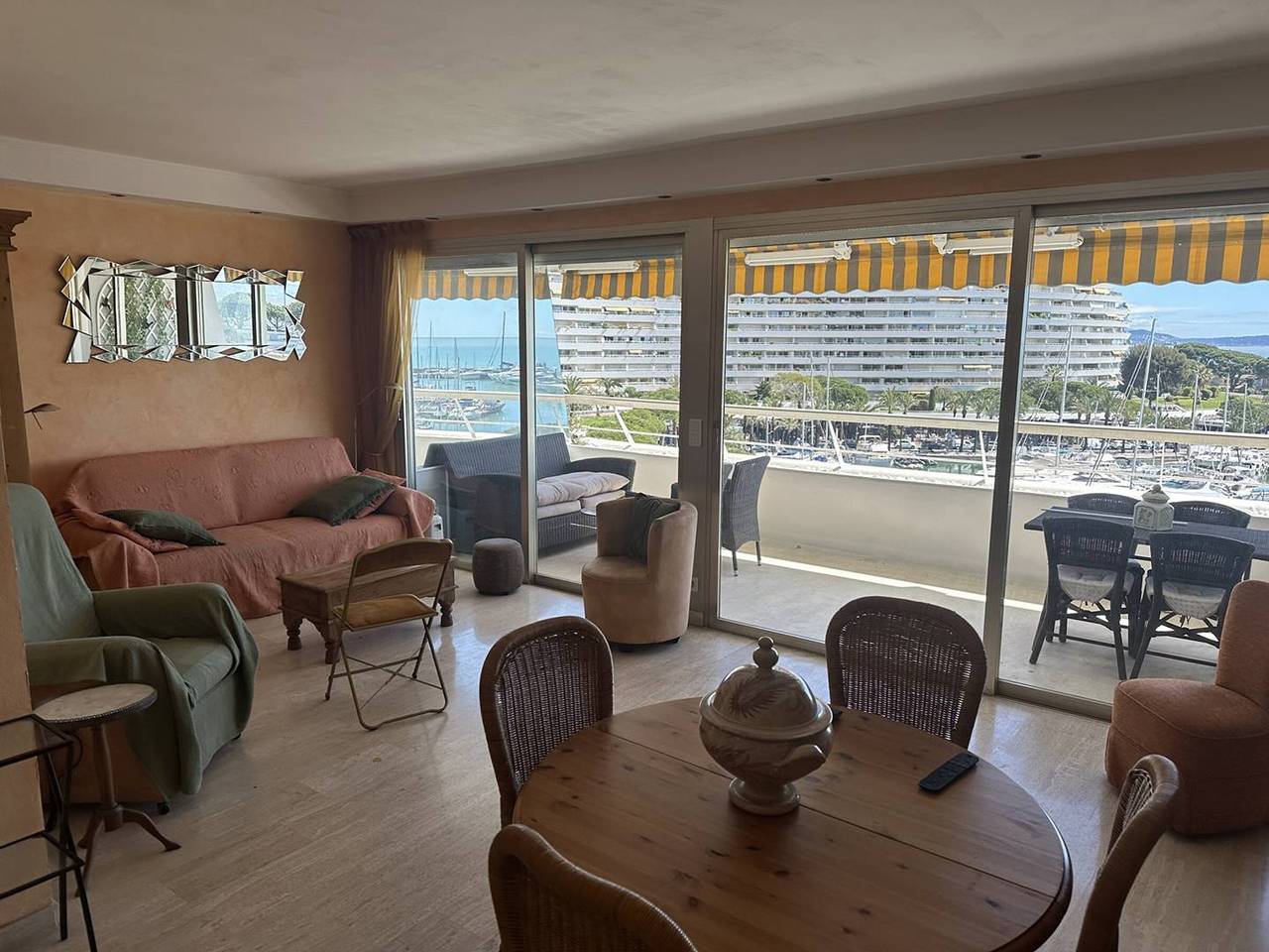 Apartamento entero, Apartamento espacioso con terraza vista al puerto, aparcamiento incluido in Villeneuve-Loubet Plage, Villeneuve-Loubet