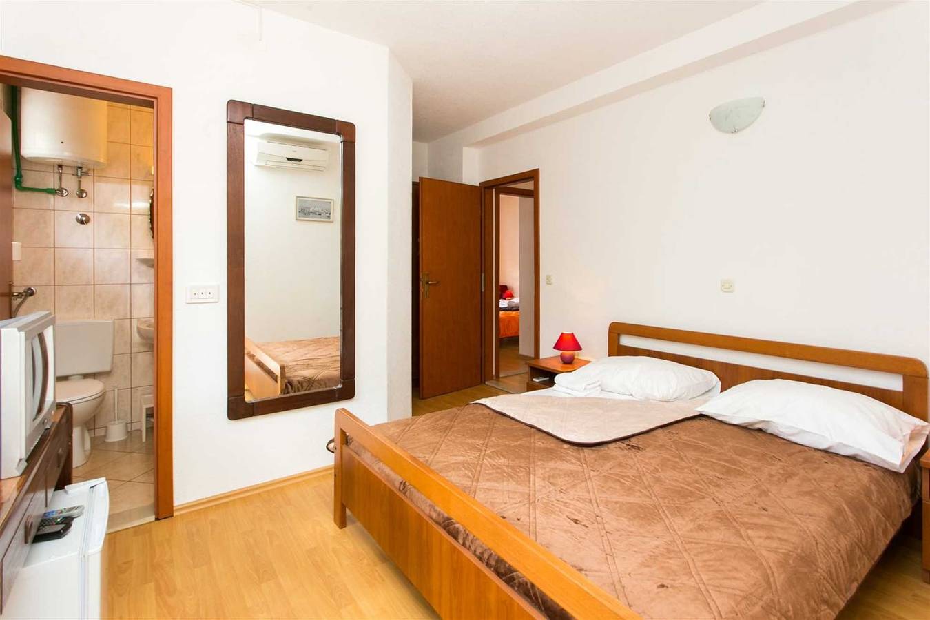 Ganze Wohnung, Bura Apartment mit 2 Schlafzimmern, Terrasse und Meerblick in Mljet