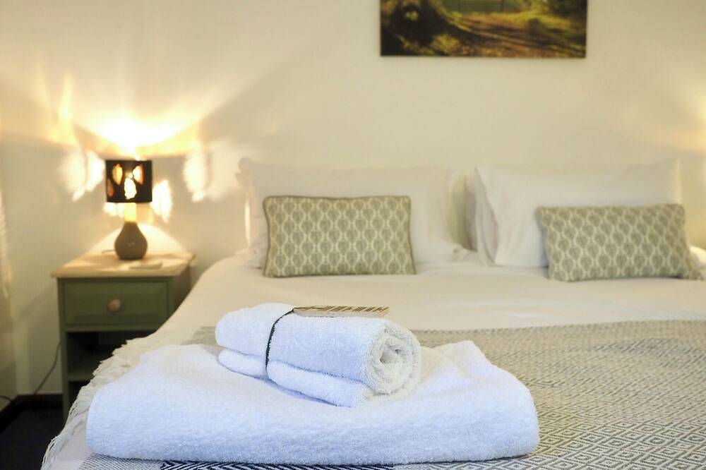 Gather, Celebrate, and Soak in the Views at Ollie’s Lodge sleeping 8. in Bedford