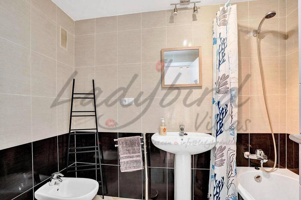 Spacieuse maison de ville de trois chambres avec piscine commune in Montgo, Dénia