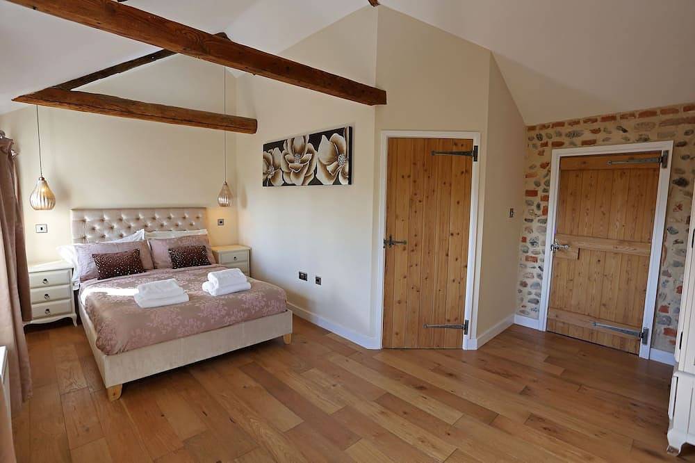 Traditional flint cottage with Hot Tub, 2 mins  from secluded beaches & pub! in Bacton, Norfolk Coast