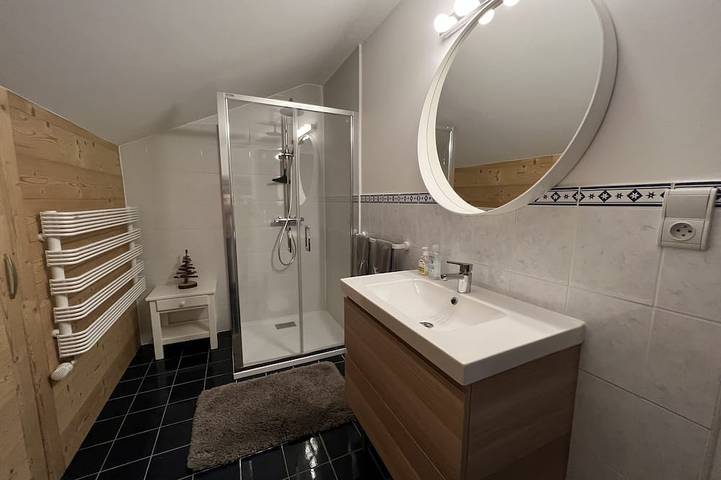 Ganze Wohnung, 3 * 85 m2 unabhängige Wohnungen in einem modernen Haus mit privater Garage in Les Rousses, Regionaler Naturpark Hochjura