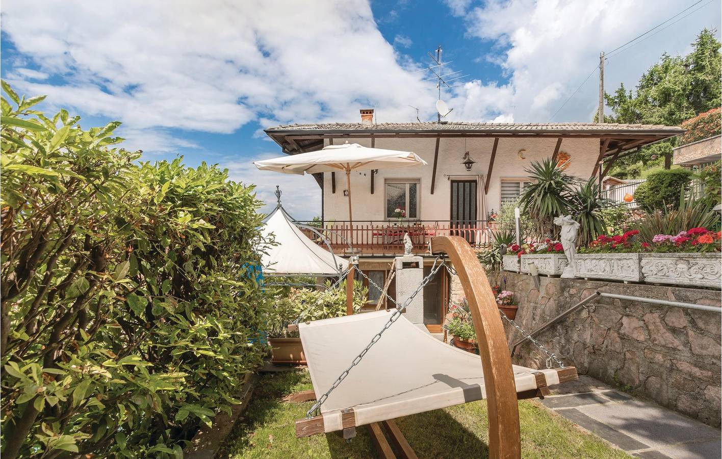 Ganze Ferienwohnung, Luxuriöse Gardasee-Wohnung: Parkplatz, Terrasse, und Internet! in San Zeno di Montagna, Gardasee-Berge