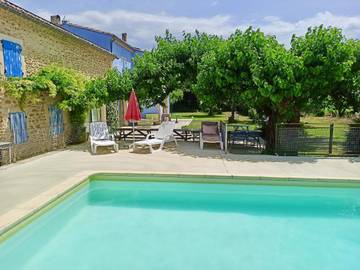 Gîte pour 30 personnes, avec piscine ainsi que jardin et terrasse à Richerenches