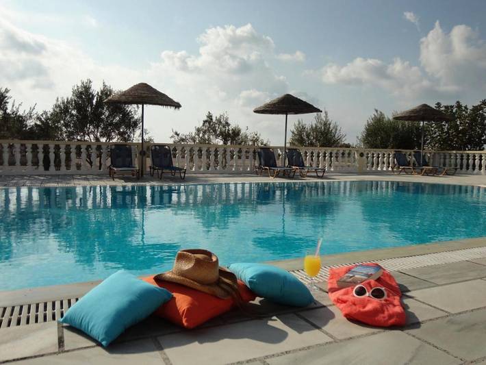 Location de vacances pour 2 personnes, avec piscine et jardin à Perissa - 4