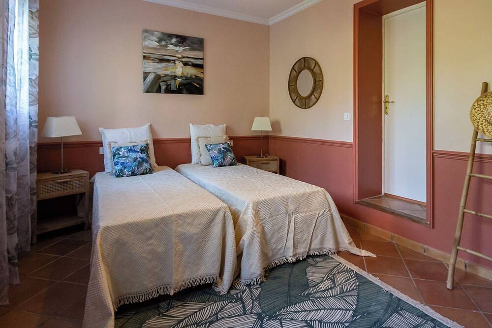 La petite bastide de Trevouse, 4 stars with swimming pool in Entraigues-sur-la-Sorgue, Vaucluse