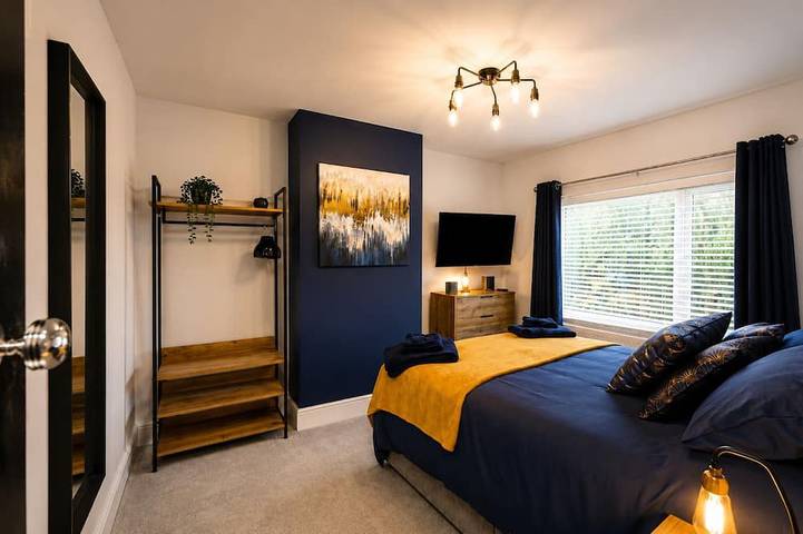 Modern 3-Bed, 2-Bath Home | Parking for 3 | Air Conditioning | Rugby in Warwickshire