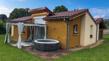 Gîte pour 6 personnes, avec jardin et jacuzzi à Meillonnas