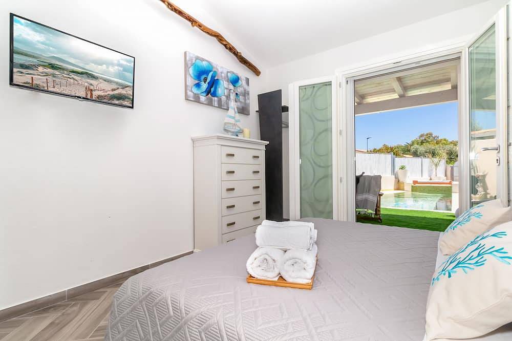 Sunset Bay Pool Villa Sardinia Heated Swimming Private Pool with Whirlpool in Codaruina/Valledoria, Valledoria