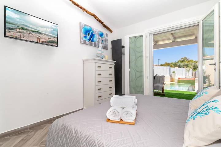 Sunset Bay Pool Villa Sardinia Heated Swimming Private Pool with whirpool in Codaruina/Valledoria, Valledoria