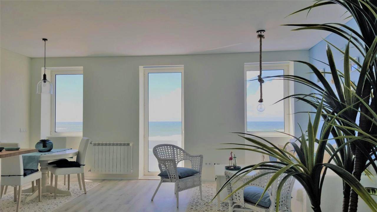 Two-Bedroom Beachfront Townhouse with Seaview in Espinho, Aveiro Distrikt