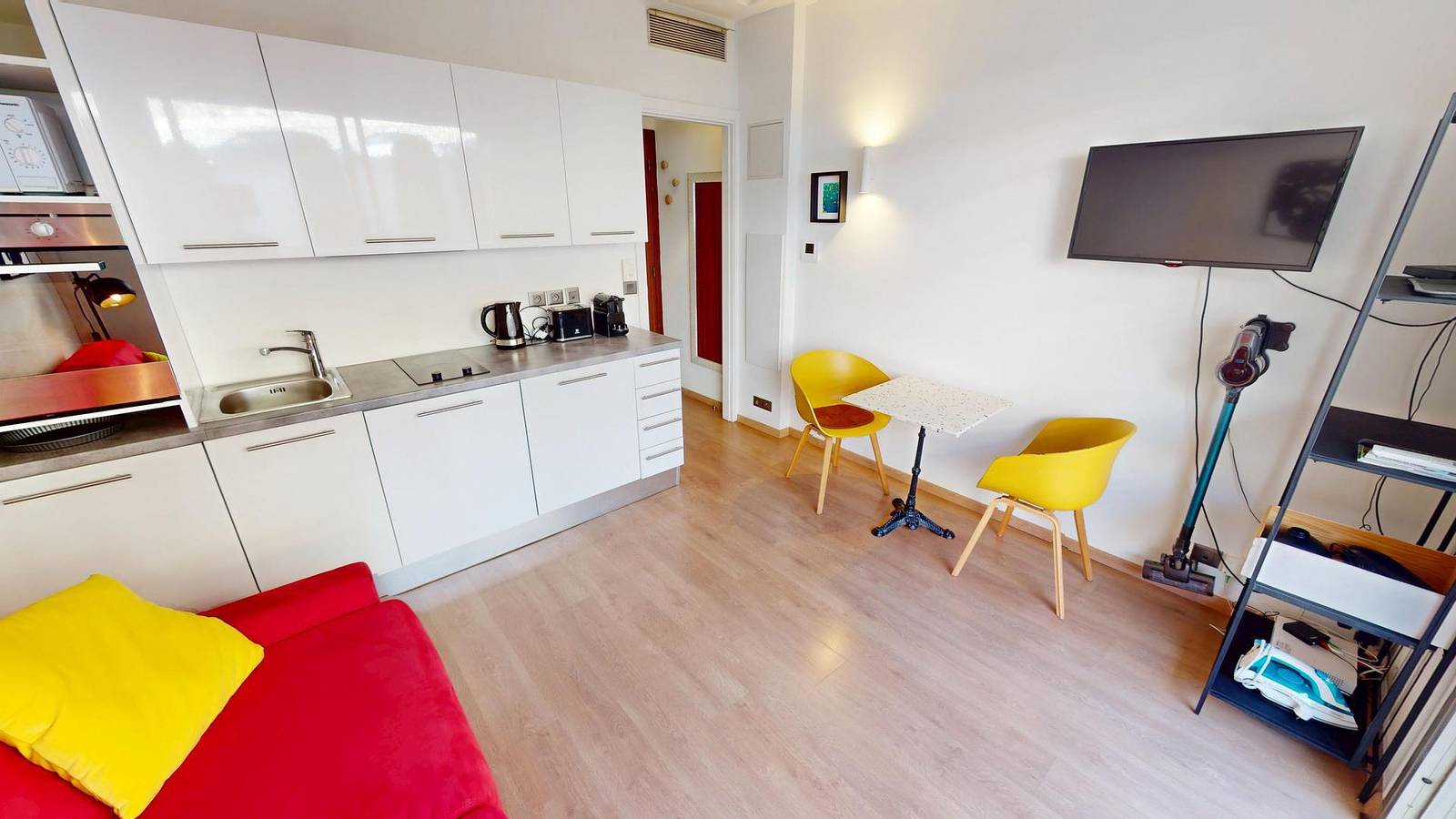 Entire studio, Lovely, quiet, air-conditioned studio with terrace close to the beaches and the center (1Rp) in Menton, Nice region