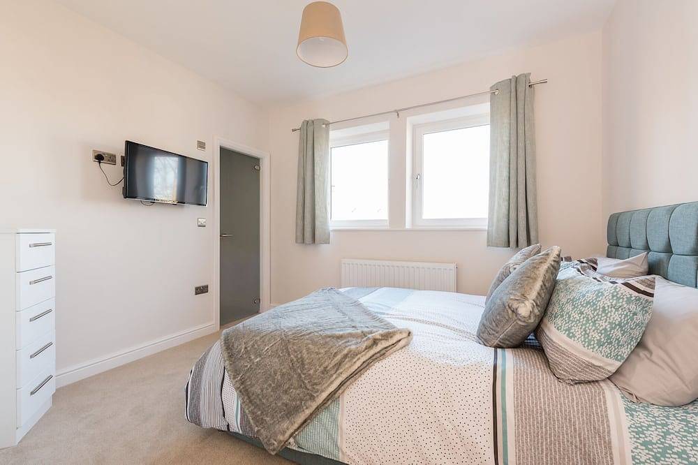 Brand New Large 4 Bedroom House Located in a Quiet Village with Hot Tub in Leeds, West Yorkshire