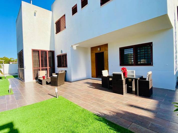 Casa para 9 personas, con piscina además de jacuzzi y jardín en Dos Hermanas