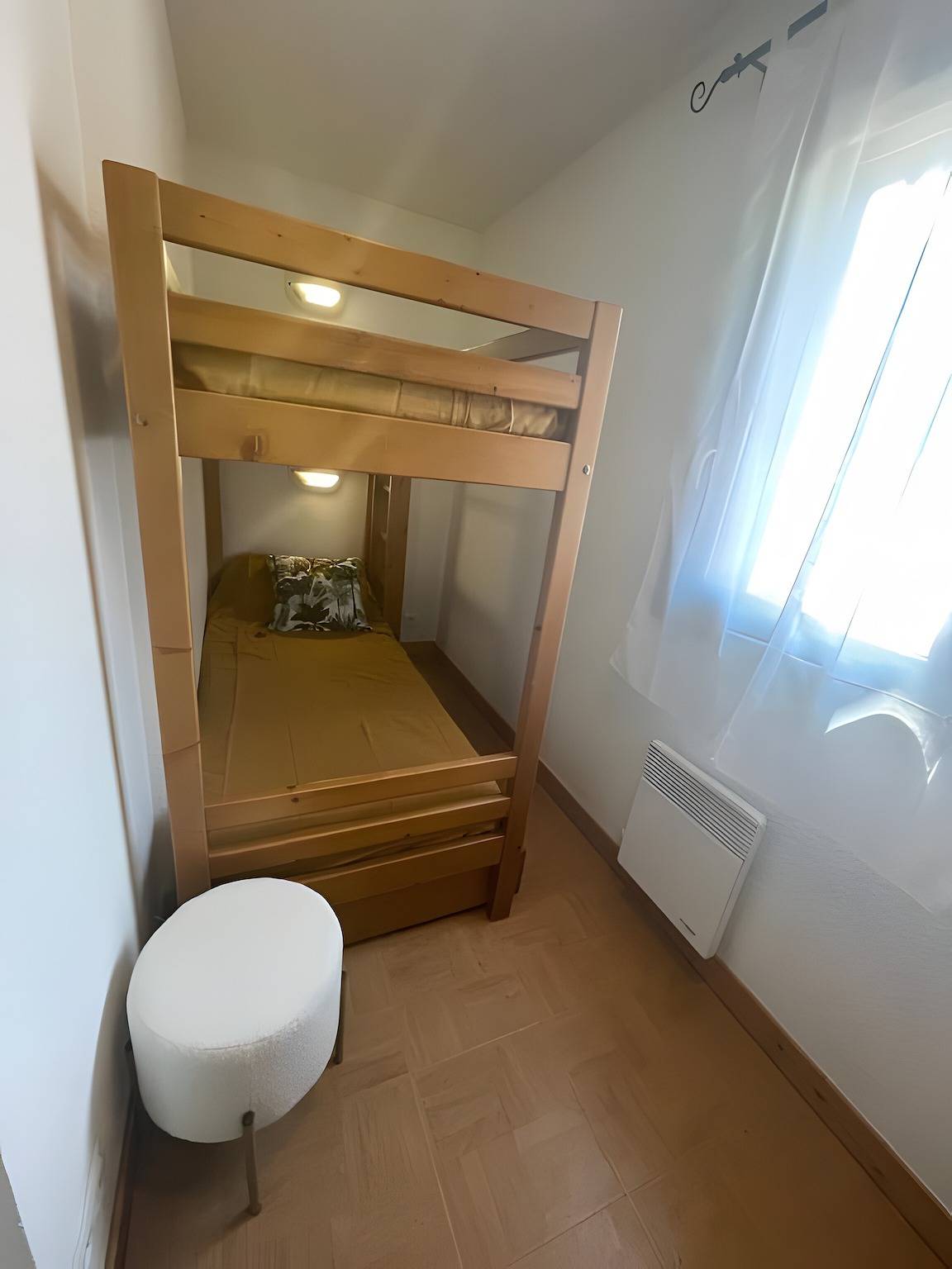Apartamento entero, Apartamento para 4-6 personas cerca de las pistas con vistas a la montaña, balcón y Wi-Fi in Flumet, Albertville region