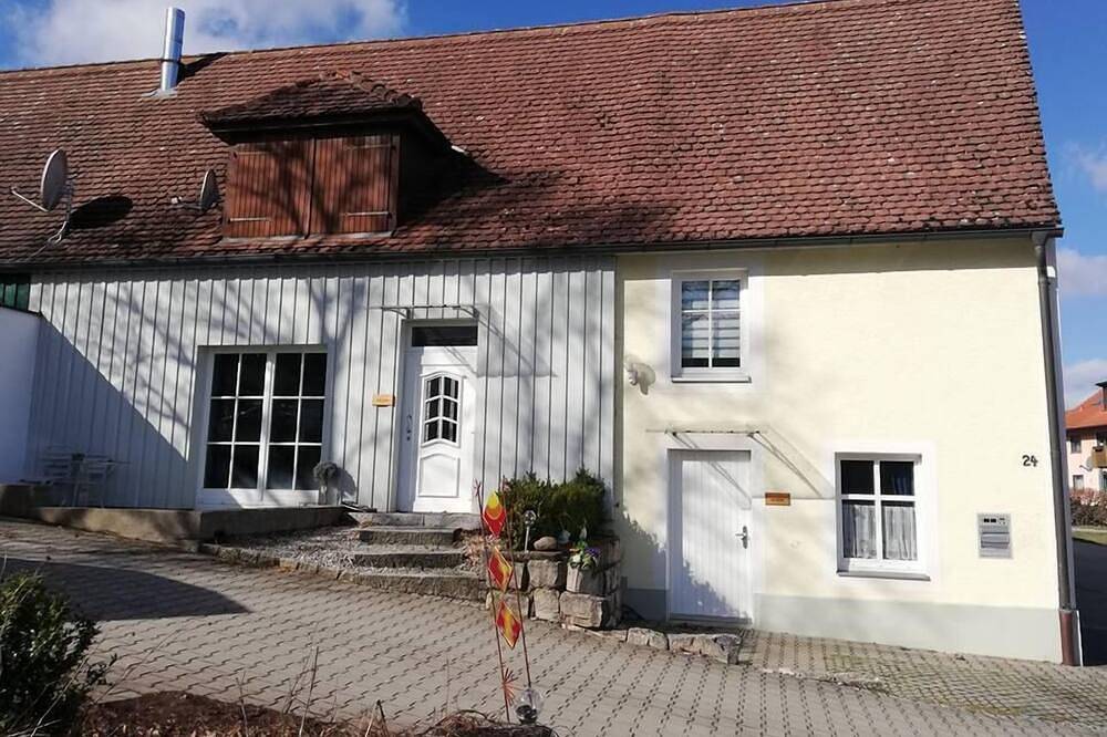 Ganze Wohnung, Gemütliche Ferienwohnung für maximal 5 Personen mit Terrasse in Schillingsfürst, Romantische Straße