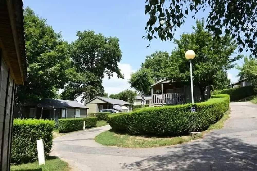 Tithome 2 chambres sans sanitaires 4 personnes in Saint-Symphorien-de-Thénières, Parc naturel régional de l'Aubrac