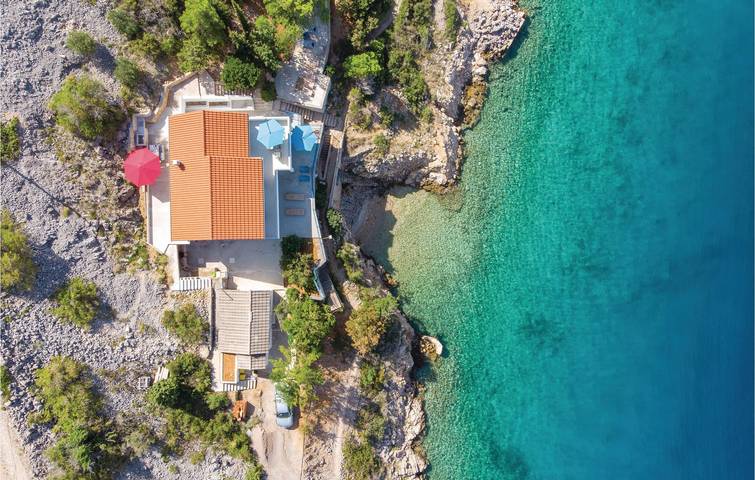 Ganze Ferienwohnung, Gemütliche 2-Zimmer-Wohnung mit Terrasse, 2,5 km vom Strand entfernt in Jablanac, Naturpark Velebit