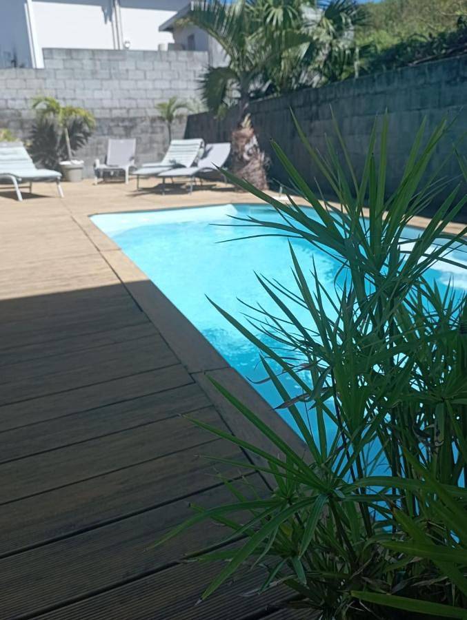 Gîte pour 6 personnes, avec jardin et piscine ainsi que vue et terrasse dans Grands-Bois