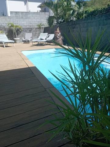 Gîte pour 6 personnes, avec jardin et piscine ainsi que terrasse et vue dans Grands-Bois