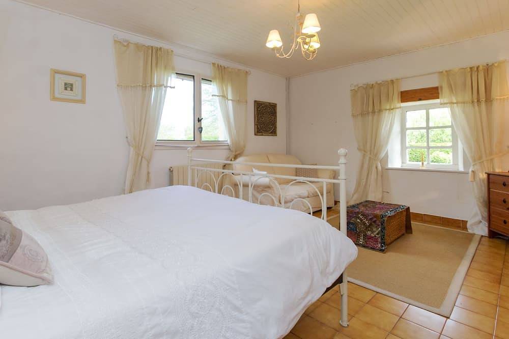 Secure, gated, fenced pool, quiet rural location, Air Con. Near historic towns in Bourgougnague, Région de Marmande