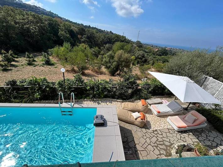 Ferienhaus für 8 Personen, mit Whirlpool und Terrasse sowie Garten und Pool