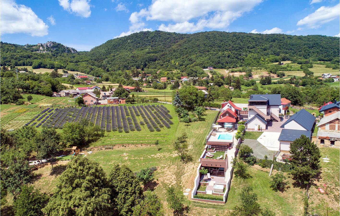 Ruim appartement met 2 slaapkamers, verwarmd zwembad en terras in Koprivnica-Krizevci